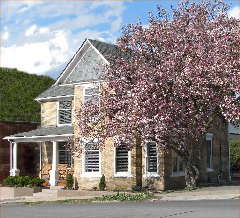 The Guest House Inn On Courthouse Square Hinton Extérieur photo