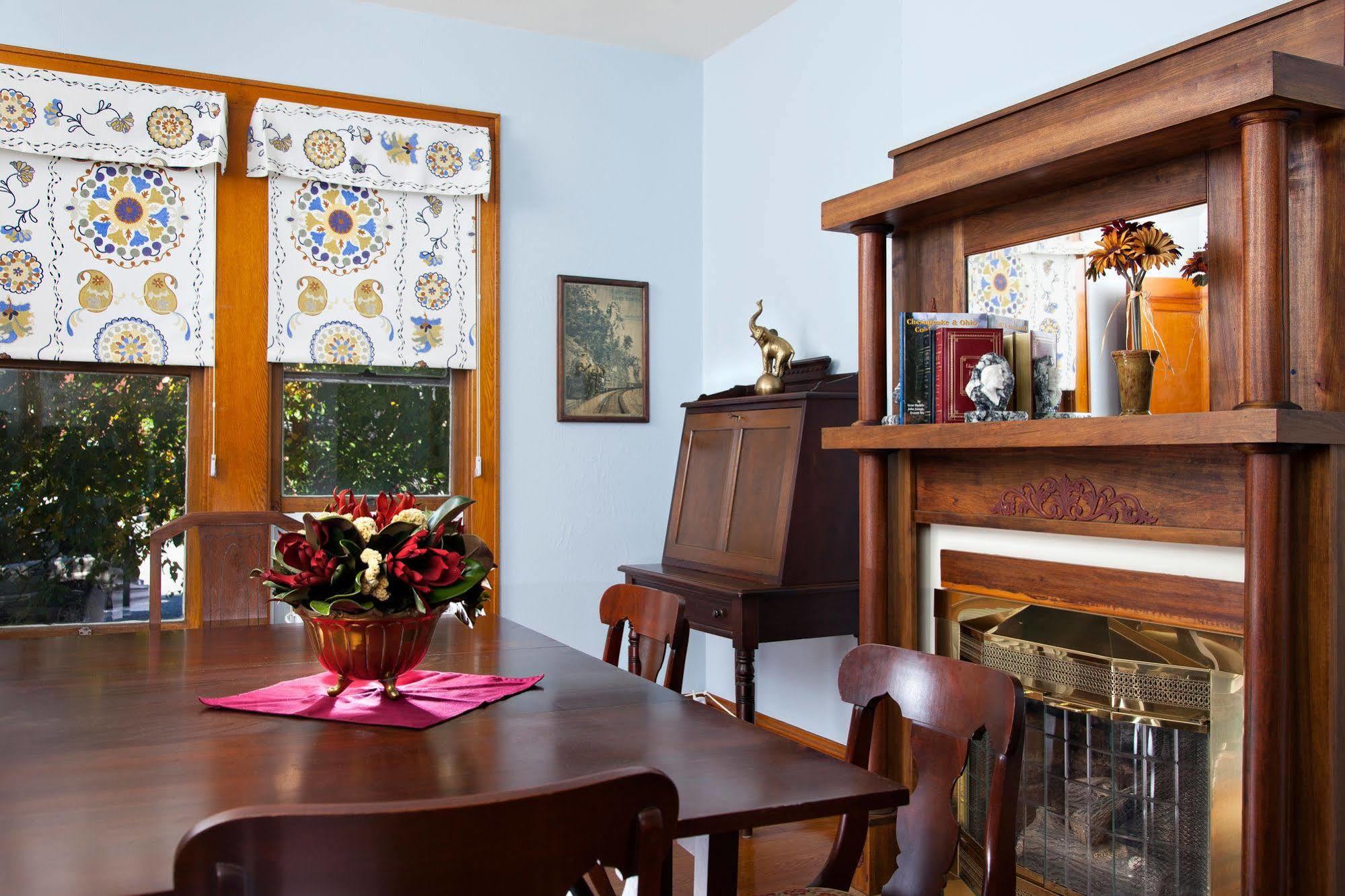The Guest House Inn On Courthouse Square Hinton Extérieur photo