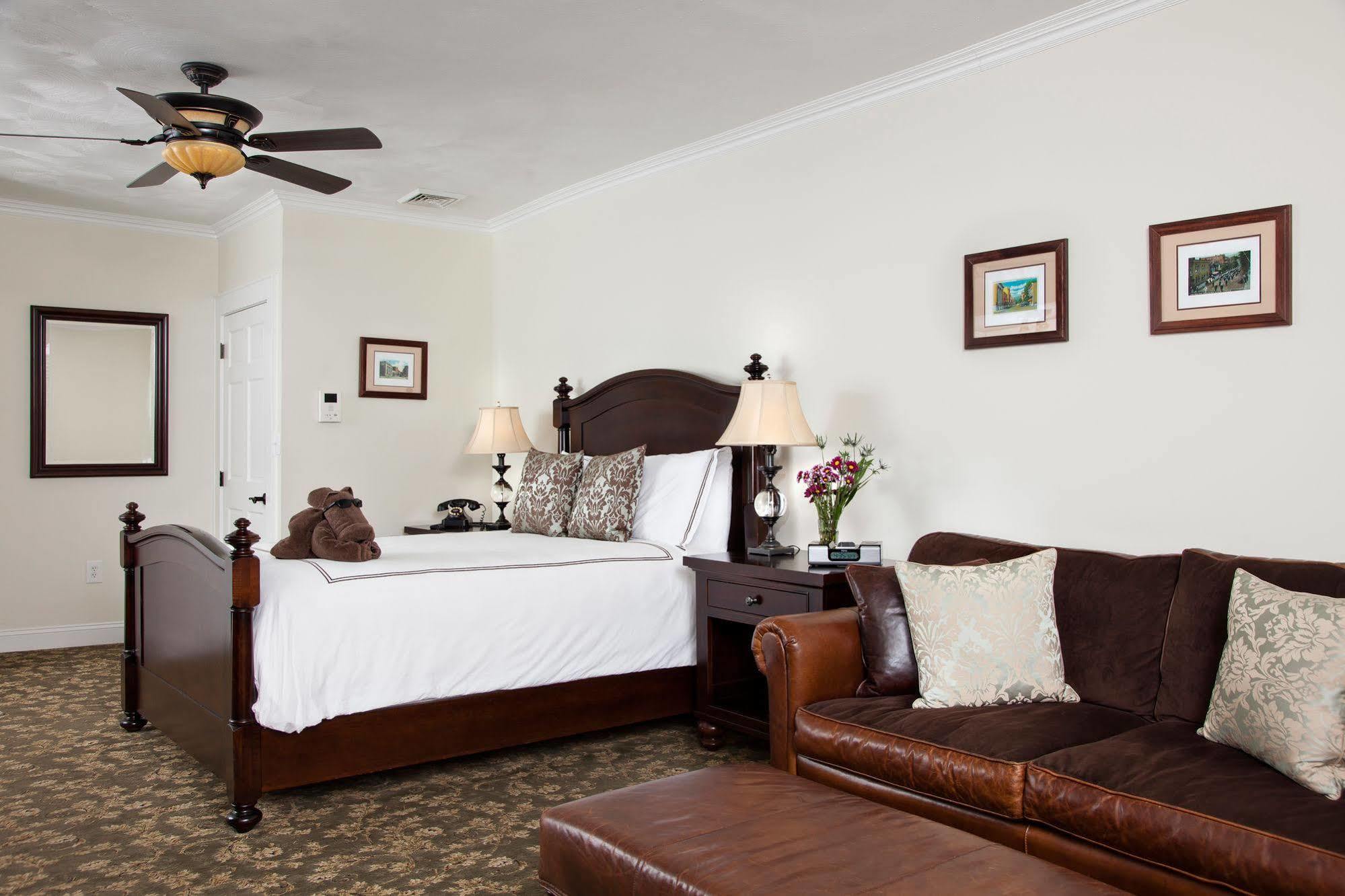 The Guest House Inn On Courthouse Square Hinton Extérieur photo