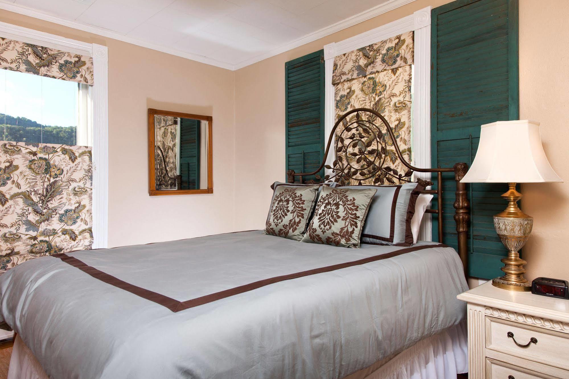 The Guest House Inn On Courthouse Square Hinton Extérieur photo